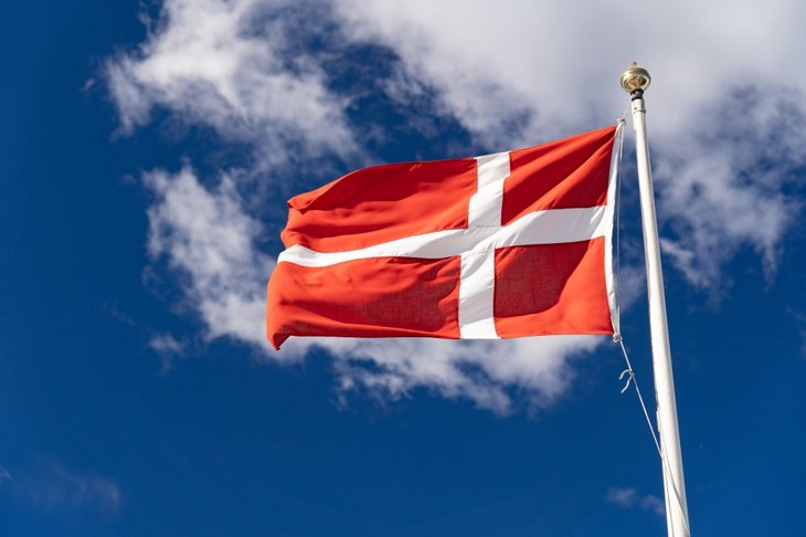 Hvid flagstang med dansk flag